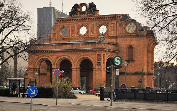 Die Front des Eingangsportals des ehemaligen Bahnhofs, leider nicht bei Sonne - siehe hierfr Volker Hermsen